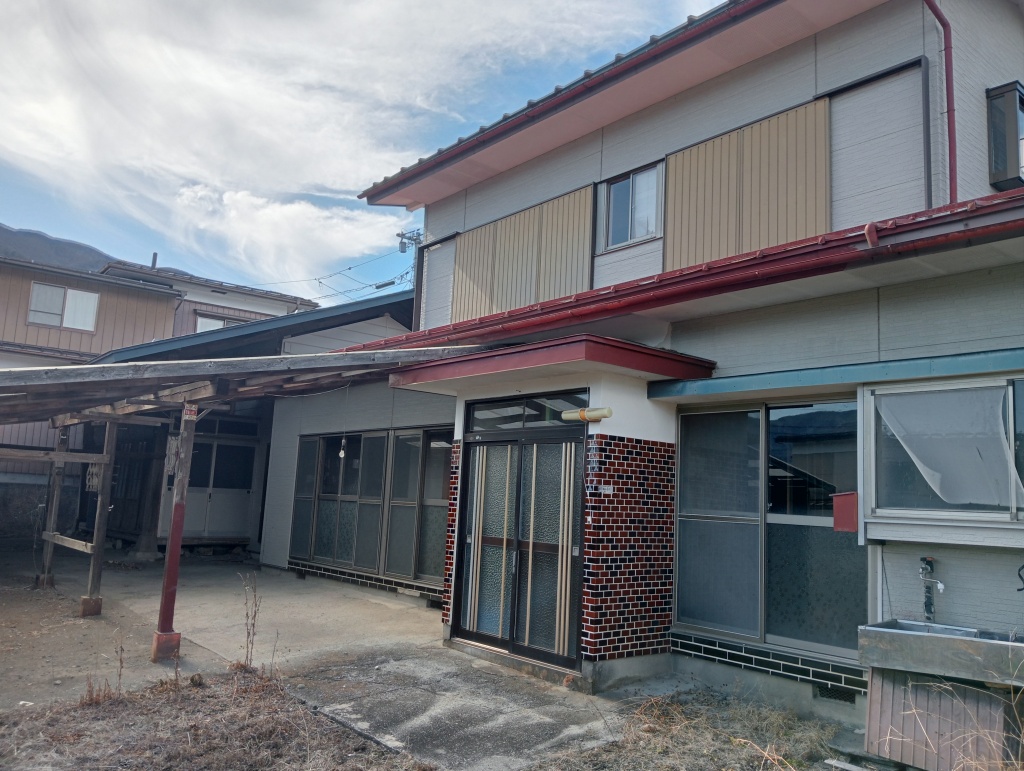 (R7-18)<br/>
八ヶ岳の眺望あり。<br/>
差し掛け屋根の作業場があり庭先で作業したい人にぴったり！