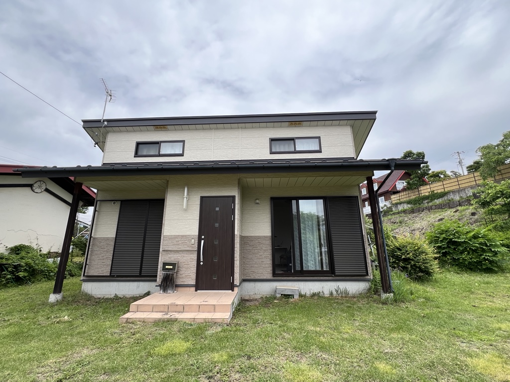 【購入者決定！】築10年の築浅物件<br/>
(R7-9)屋根裏部屋付きのコンパクト平家住宅！<br/>
土蔵・物置あり、ちょっとした広さの庭あり